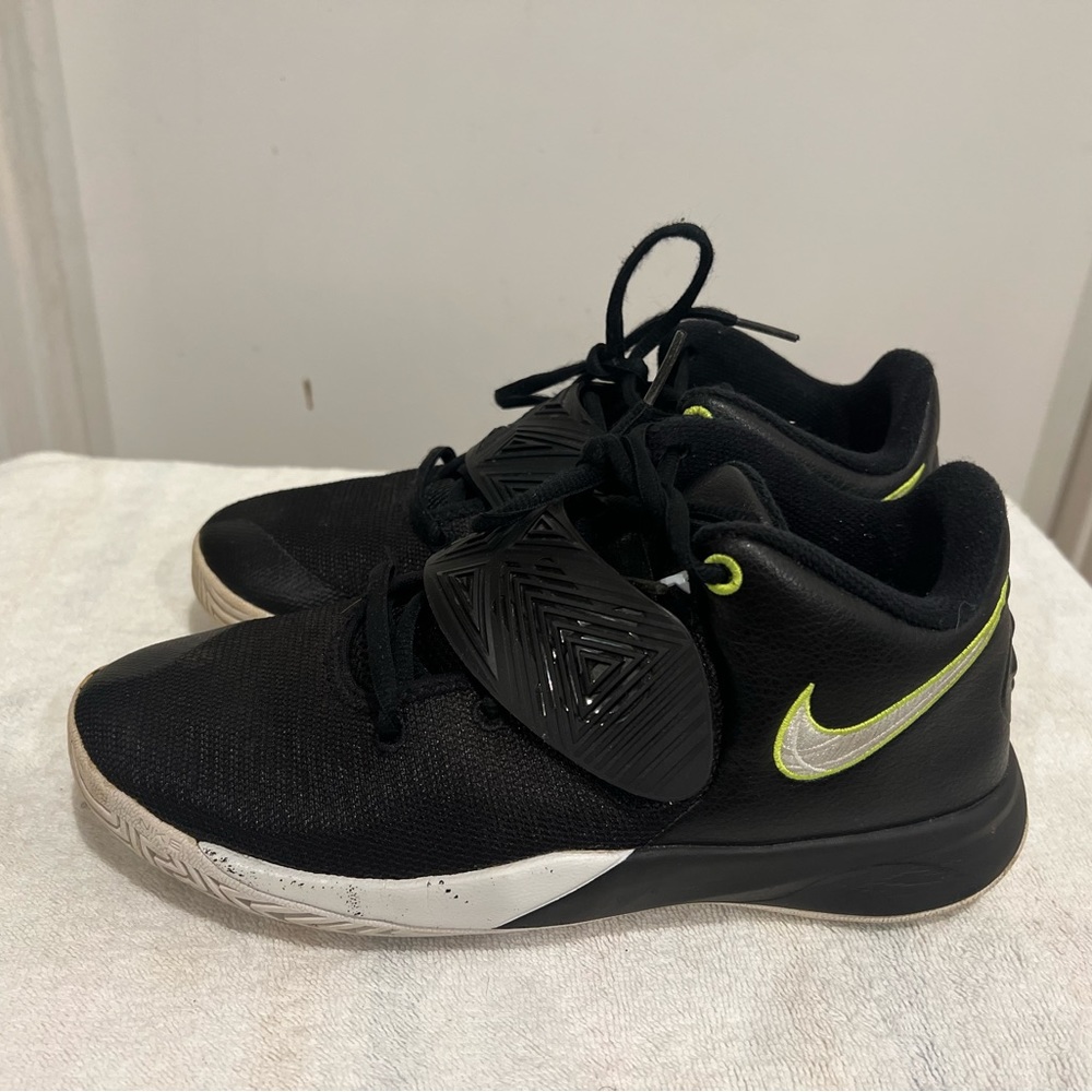 Nike Kyrie Flytrap Basketball Sneaker- Size 5.5 Youth